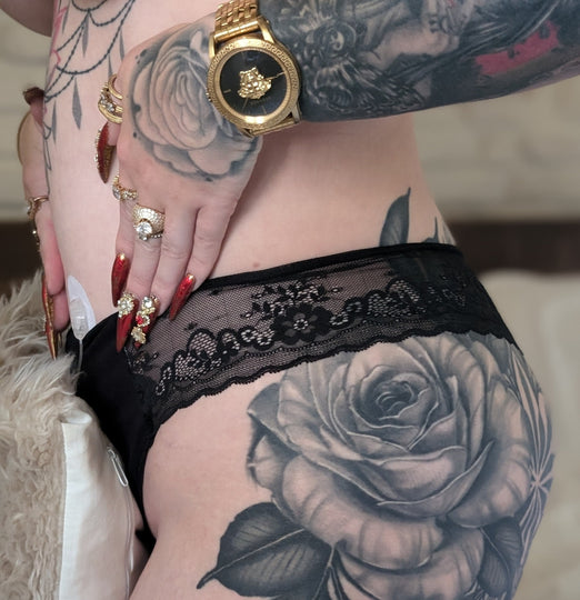 Pressemitteilung TAG24: Influencerin Lyn Künstner ist Unterwäsche Model für den Onlineshop Zuckerschmuck und wirbt für neueste Spitzenlingerie mit Pumpentasche