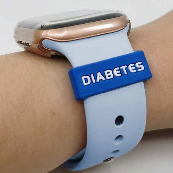 Arm trägt Diabetes Hinweis Notfallhinweis Armband von Zuckerschmuck 