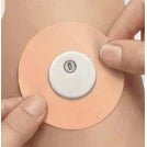 Hautfarbenes, rundes Fixierungstape wird über einem Sensor angebracht – die dezente Alternative zum herkömmlichen Pflaster für diskreten Halt.