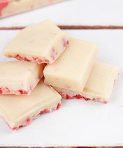 Zuckerreduzierte weiße Joghurt-Schokolade mit Süßungsmittel und Erdbeeren