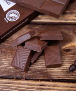 Zuckerreduzierte vegane Schokoladenkuvertüre mit Süßungsmittel mit gehackten und gerösteten Kaffeebohnen