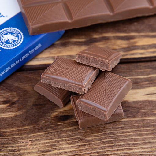 Zuckerreduzierte Vollmilchschokolade mit Süßungsmittel und gemahlenen Vanilleschoten. Kakao: 38% mindestens.